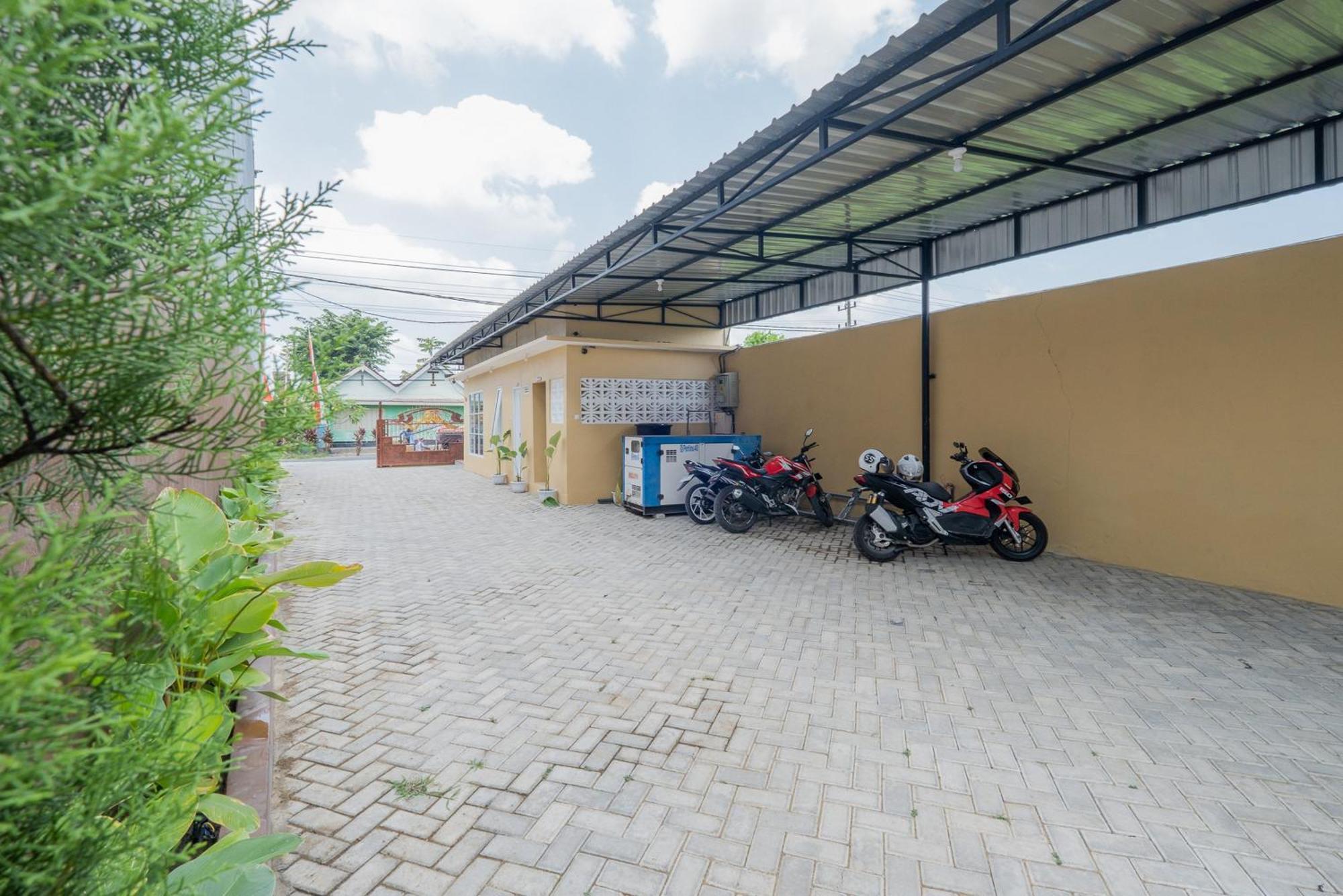Hotel Reddoorz Syariah Near Rsud Dr Iskak Tulungagung Kedungwaru Exterior foto