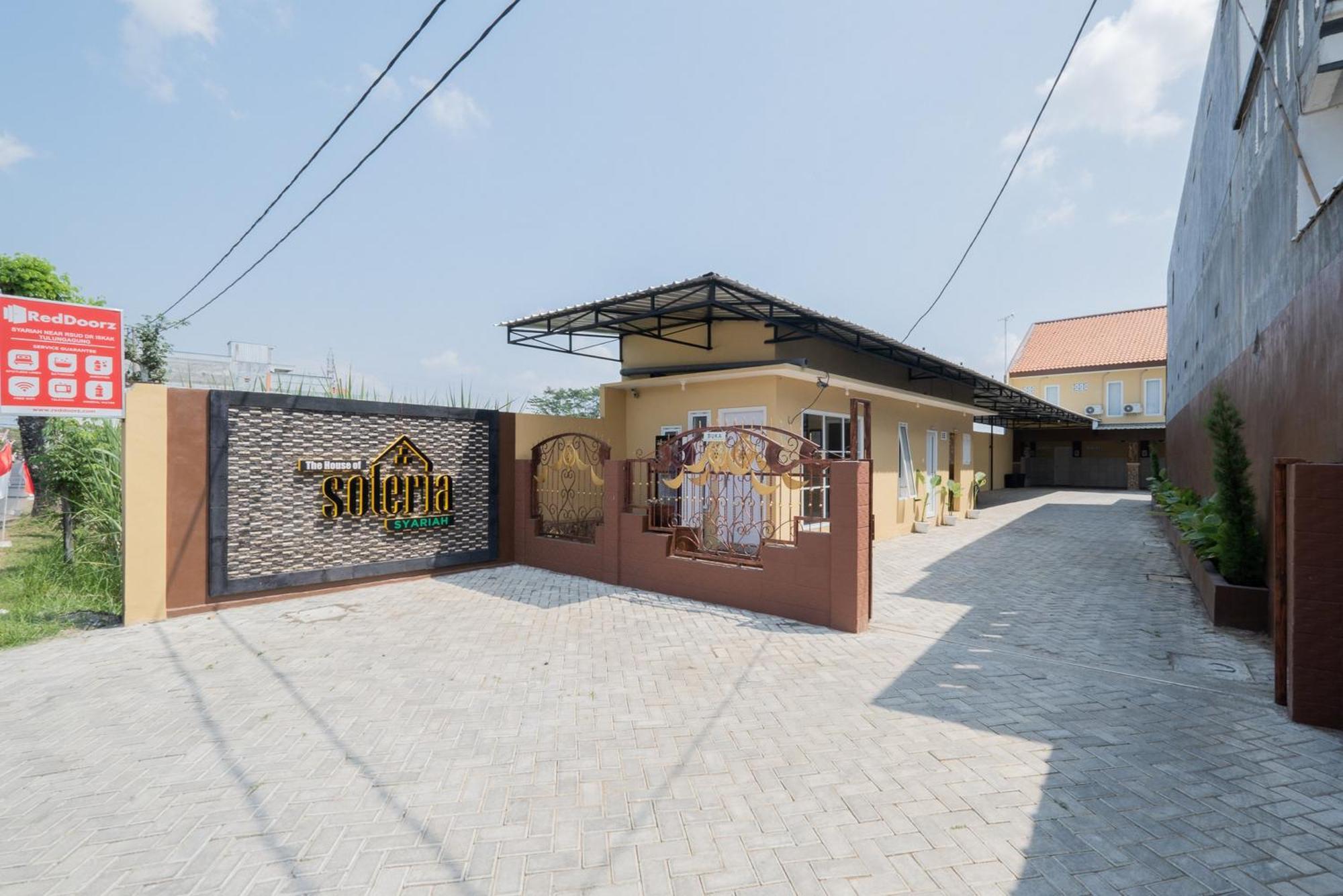 Hotel Reddoorz Syariah Near Rsud Dr Iskak Tulungagung Kedungwaru Exterior foto